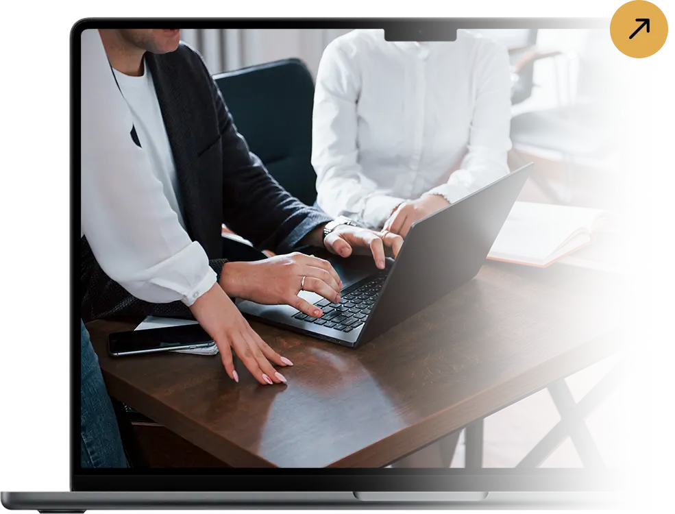 Pessoas trabalhando com notebook
